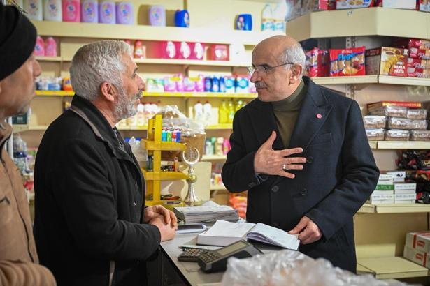 Başkan Er, 'Zimem Defteri' geleneği ile vatandaşların bakkal ve fırın borçlarını kapattı