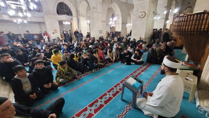 Silvan’da öğrenciler tarihi camide teravihte buluştu