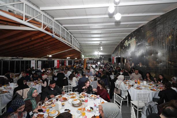 Hatay Valisi Masatlı koruyucu ailelerle iftarda buluştu