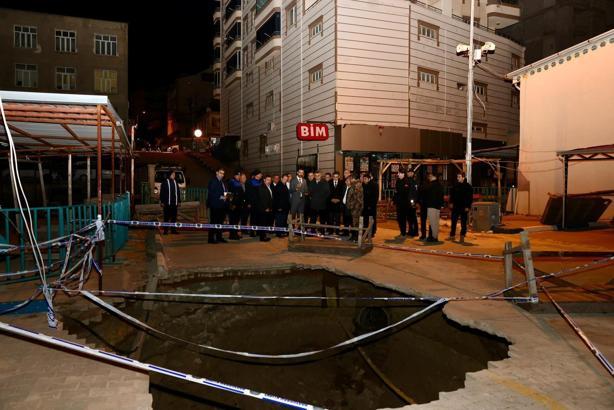 Vali Toros, göçük meydana gelen eski dere yatağında inceleme yaptı