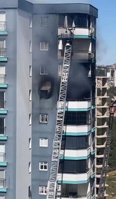 Apartmanda çıkan yangında mahsur kalan baba ve bebeğini inşaat işçisi kurtardı