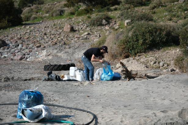Bodrum'da ot toplamaya giden 3 kişi, koydaki atıkları temizledi