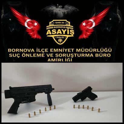 İzmir’de kendilerini polis olarak tanıtıp, 2 kişiyi gasbettiler: 2 tutuklama