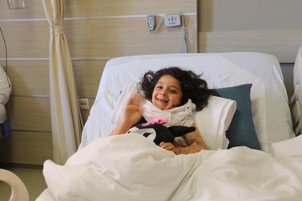 Ameliyatla çenesi boynundan ayrılan Gülşah, artık annesini öpebiliyor