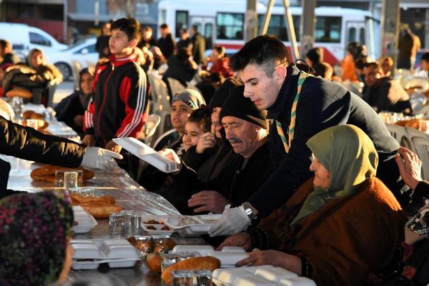 Başkan Çenet vatandaşlarla mahalle iftarında buluştu
