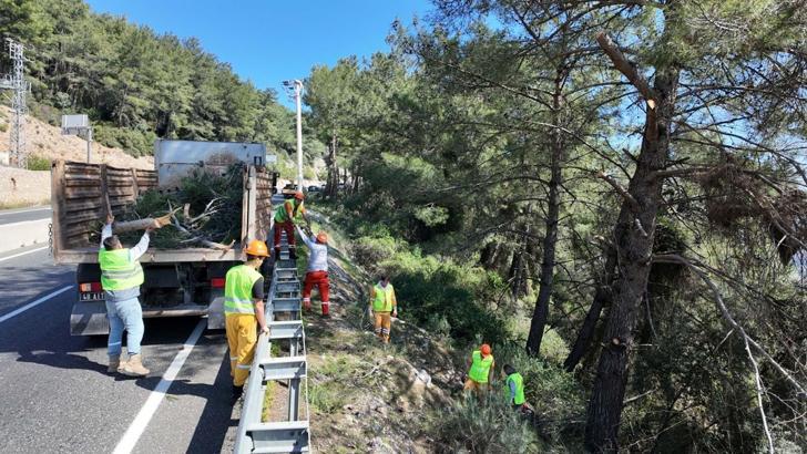 Sakar Geçidi’nde yangınlara karşı yol kenarı temizliği