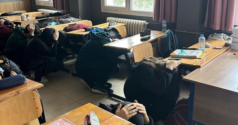 Fen lisesinde deprem tatbikatı