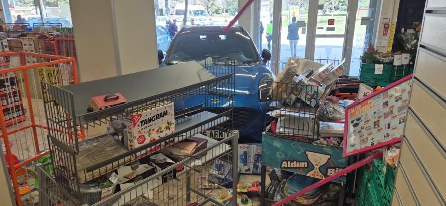 Otomobil, markete daldı