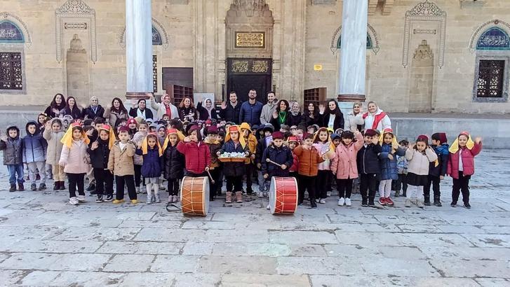 Davul eşliğinde mani okuyan minikler bahşişleriyle akranlarına bayramlık alacak