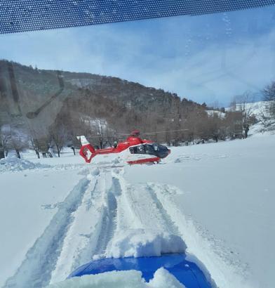 Yolu kardan kapanan köydeki hasta, ambulans helikopterle hastaneye kaldırıldı