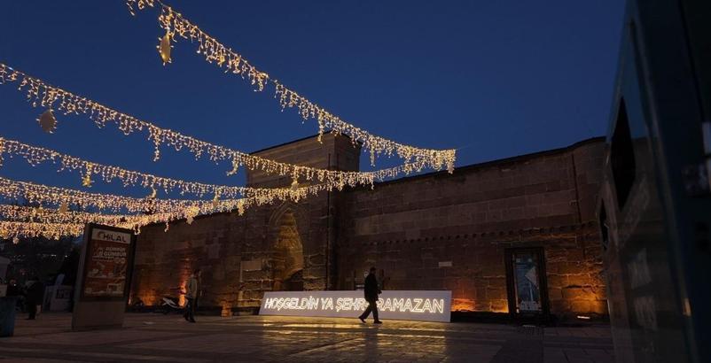 Büyükşehir Belediyesi'nden Hunat'ta 'ramazan ışıltısı'
