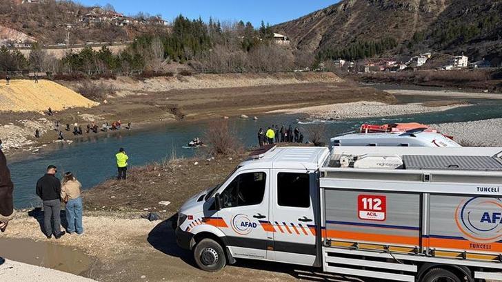 Hafif ticari araç, köprüden baraj gölüne düştü; sürücü kurtarıldı