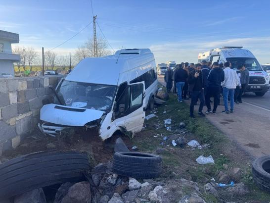 Diyarbakır'da işçileri taşıyan minibüs, bahçe duvarına çarptı: 10 yaralı