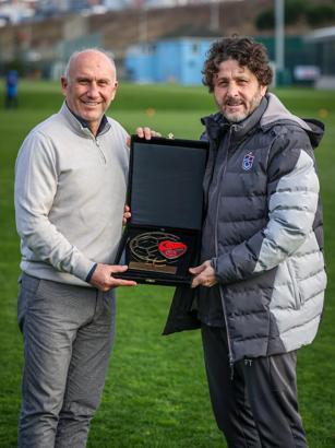 Trabzonspor Teknik Direktörü Fatih Tekke’ye TFF’den sosyal sorumluluk ödülü