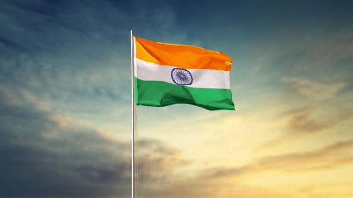 Hindistan’da savaş uçağı düştü