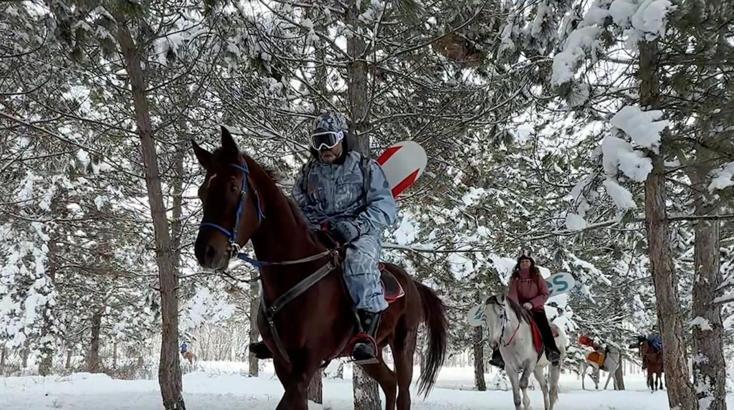 Karlı arazide önce safari, ardından atlarla snowboard keyfi