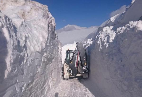 Van'ın İran sınır hattındaki askeri üs bölgelerinde 4 metre karla mücadele