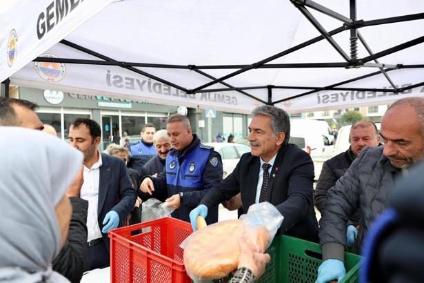 Gemlik’te vatandaşlara pide ikramı