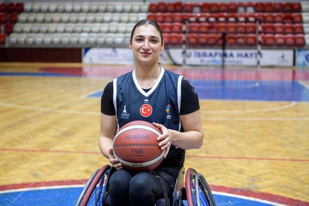 Tekerlekli basketbol takımının tek kadın sporcusu Medine: Yeniden yaşamayı seçtim