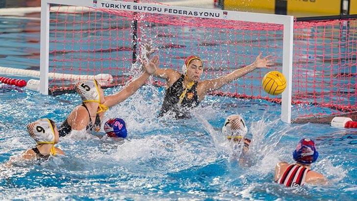 Göztepe’nin sutopunda Avrupa zaferine Başkan Tugay da eşlik etti