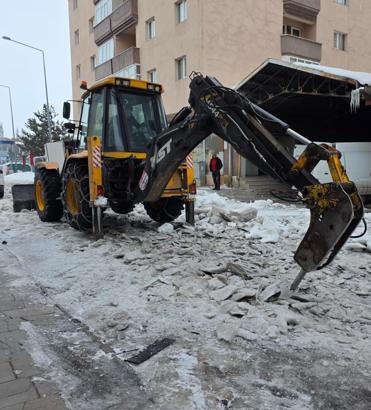 Yollardaki 20 santimlik buz tabakasını iş makinesinin hidrolik kırıcısıyla kırdılar