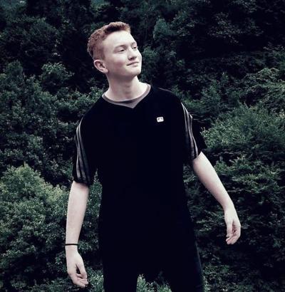 Minibüs, trafik levhası direğine çarptı; sürücü öldü, babası yaralandı