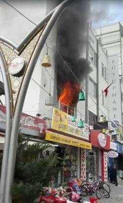 Oyuncak dükkanının deposu yandı