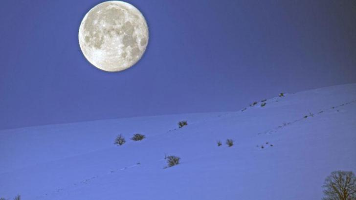 Karlı dağlar ile dolunay aynı karede güzel görüntüler oluşturdu