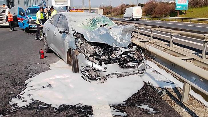 Silivri'de kamyonla otomobil çarpıştı