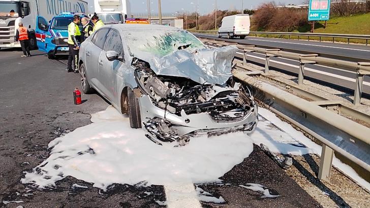 Silivri'de kamyonla otomobil çarpıştı