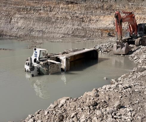 Devrilen hafriyat kamyonunun şoförü öldü