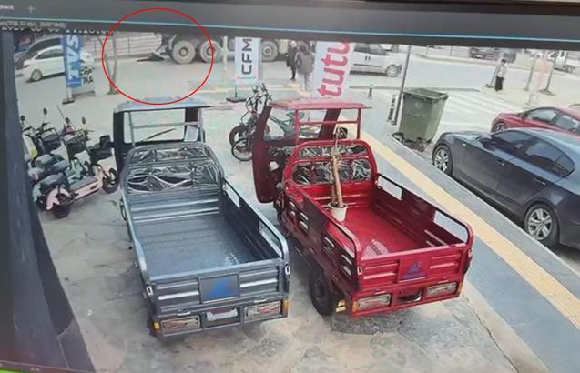 Kamyonun altında kalan yaya öldü; kaza kamerada