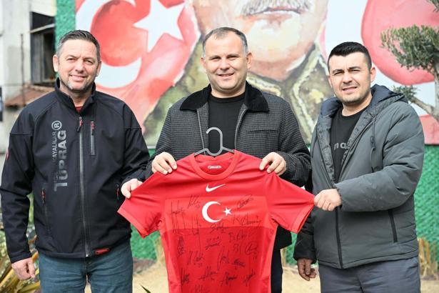 A Milli Takım futbolcularının imzaladığı forma, DMD hastası Rahmi Kerem için satışta