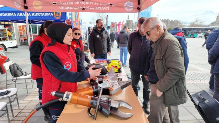 Büyükşehir Belediyesi'nden Deprem Haftası’nda bilinçlendirme stantı