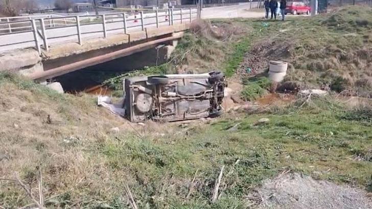 Kütahya’da çarpışan otomobillerden biri dereye uçtu; 3 yaralı