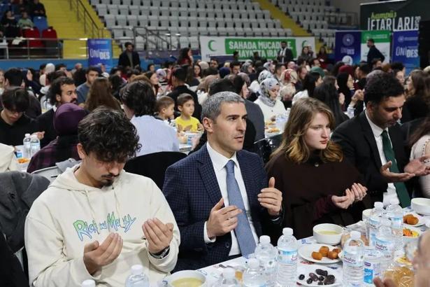 Vali Aktaş, iftarda öğrencilerle buluştu