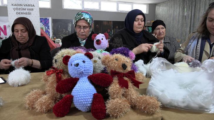 İlmek ilmek sevgi; kadınlar örüyor, çocuklar gülüyor/Ek fotoğraflar