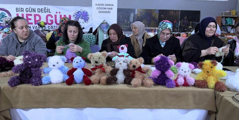 İlmek ilmek sevgi; kadınlar örüyor, çocuklar gülüyor