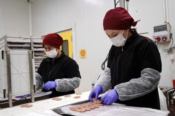 Sanayide kadın gücü; hem üretiyorlar hem de aile ekonomisine katkı sağlıyor