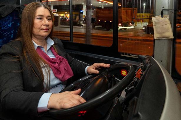 İzmir'de dördüz annesi ile vinç operatörü ESHOT'ta direksiyon başında