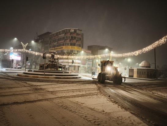 Van'da 143 yerleşim yerinin yolu kardan kapandı
