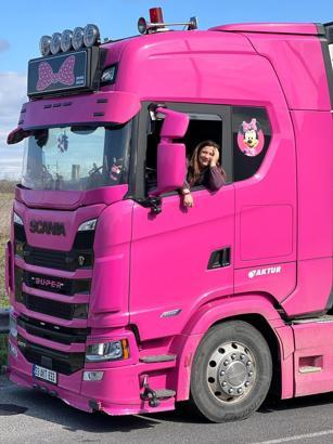 İstanbul- 4 çocuk annesi, pembe renkli TIR'ı ile uluslararası taşımacılık yapıyor