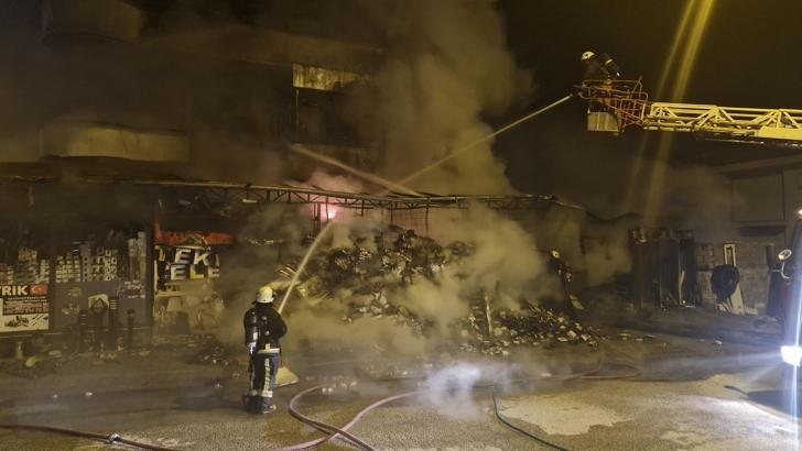 İş yerinde başlayan yangında alevler binayı sardı