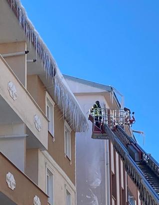 Kars’ta çatılardaki buz sarkıtları kırılıyor