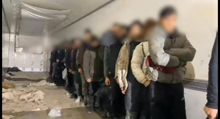 İran sınırından Türkiye'ye giren kaçak göçmenler, TIR'da yakalandı