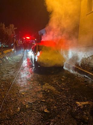 Osmaniye’de park halindeki otomobil alev alev yandı