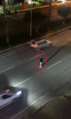 Yol ortasında bekledi, sürücülere zor anlar yaşattı