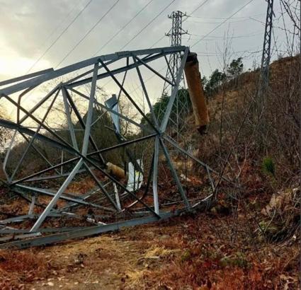 Vinç kiralayıp, gerilim hattı kablolarını çaldılar