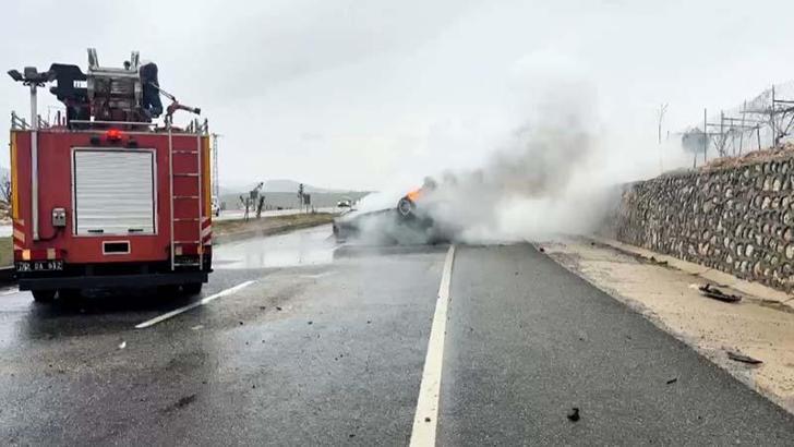 Batman'da refüje çarpan otomobil yandı; 2 yaralı