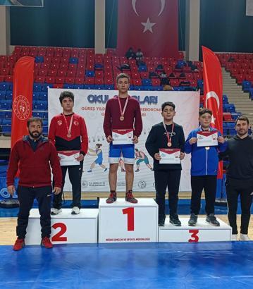 Serikli güreşçi şampiyon oldu